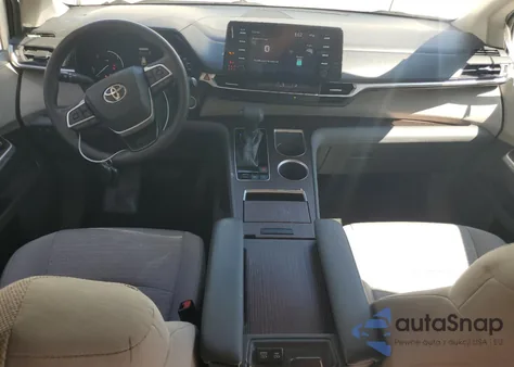 2021 Toyota Sienna Le z USA, uszkodzony, nr VIN 5TDKRKEC9MS045664